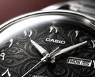 Zbliżenie na czarną tarczę zegarka Casio MTP-E735AR z misternym wzorem arabeski, wypukłymi cyframi wschodnioarabskimi, polerowanymi wskazówkami w srebrnym kolorze oraz wskaźnikiem dnia tygodnia i daty na godzinie 3.