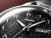 Zbliżenie na czarną tarczę zegarka Casio MTP-E735AR z misternym wzorem arabeski, wypukłymi cyframi wschodnioarabskimi, polerowanymi wskazówkami w srebrnym kolorze oraz wskaźnikiem dnia tygodnia i daty na godzinie 3.