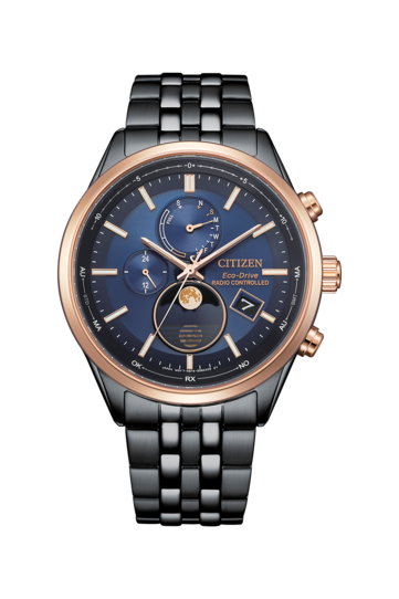 Zegarek Citizen BY1036-53L Eco-Drive z wskaźnikiem faz księżyca, niebieską tarczą, czarną kopertą i bransoletą ze stali nierdzewnej, ramką w kolorze różowego złota, analogowym wskaźnikiem faz księżyca, dwoma dodatkowymi tarczami oraz okienkiem datownika.