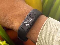 Monitor fitness Garmin vivosmart 5 (na zdjęciu) obsługuje teraz Body Battery TrueUp. (Źródło zdjęcia: Garmin)