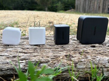 Od lewej do prawej: generyczna ładowarka USB-C o mocy 18 W, Apple ładowarka USB-C o mocy 20 W, ładowarka UGREEN Nexode Mini 45 W, ładowarka ścienna UGREEN 140 W. (Zdjęcie: własne)