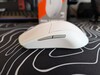 SteelSeries Rival 3 Wireless Gen 2 po lewej stronie z dwoma dodatkowymi przyciskami.