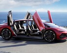Oprócz bardzo aerodynamicznej konstrukcji, elektryczny sportowy sedan od Aehra ma motylkowe drzwi (Zdjęcie: Aehra)