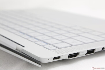 Pokrywa otwarta do maksymalnego kąta (~160 stopni)