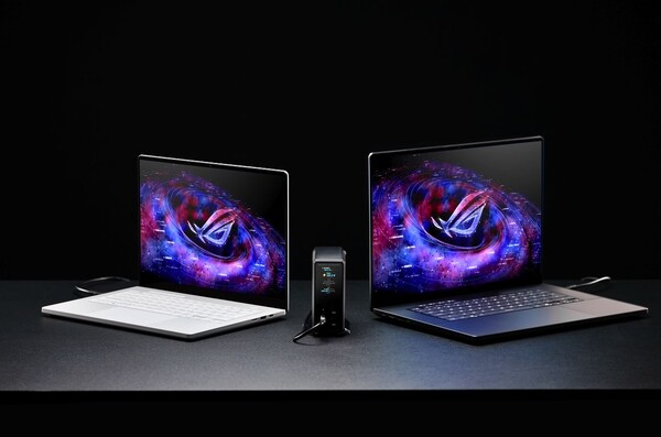 Stacja ładująca ROG Flux Charger Dock zasilająca dwa laptopy w trybie Dual Laptop Mode
