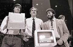 Steve Jobs, Steve Wozniak i Ronald Wayne. Wayne sprzedał swoje 10% udziałów za 800 dolarów zaledwie dwanaście dni po założeniu firmy w 1976 roku.