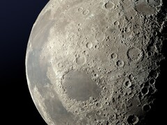 Obraz przedstawiający powierzchnię Księżyca. (Źródło zdjęcia: bellergy - Pixabay)