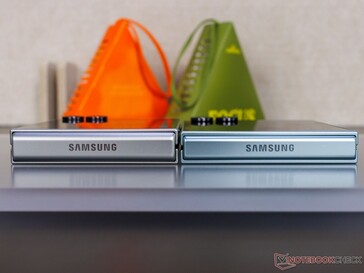 Galaxy Z Flip 7 FE (L) i Flip 7 (R) obok siebie ((źródło obrazu: Notebookcheck)