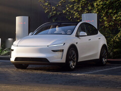 Nowa Tesla Model Y przy ładowarce Supercharger. (Źródło zdjęcia: Tesla)