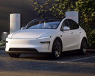 Nowa Tesla Model Y przy ładowarce Supercharger. (Źródło zdjęcia: Tesla)
