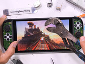 Ekran Nintendo Switch 2 pękł po 50 uderzeniach dużymi szczypcami. Na zdjęciu: Zrzut ekranu z nagrania wideo. (Źródło obrazu: JerryRigEverything)