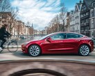 Model 3 poruszający się z włączoną funkcją w pełni autonomicznej jazdy.