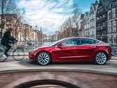 Model 3 poruszający się z włączoną funkcją w pełni autonomicznej jazdy.