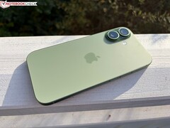 Widok z tyłu zielonego iPhone'a Apple pokazujący moduł podwójnej kamery i matowe wykończenie. (Źródło obrazu: Notebookcheck)