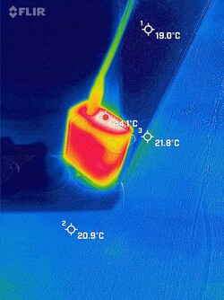 Ładowarka osiąga temperaturę do 44,1°C (111,4°F) pod obciążeniem.