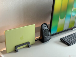 MacBook Neo działa dobrze podłączony do ekranu 4K z urządzeniami peryferyjnymi.