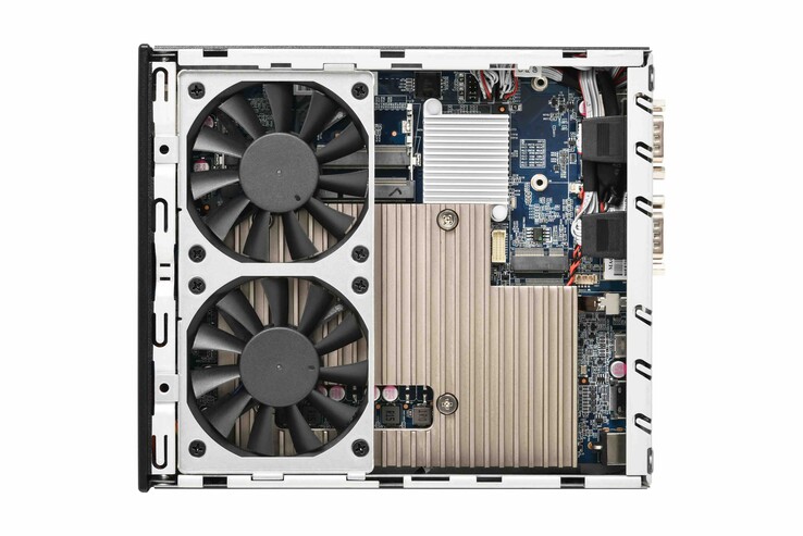 Wewnętrzny układ mini PC Shuttle XPC Slim DH810 z dwoma wentylatorami. (Źródło obrazu: Shuttle)