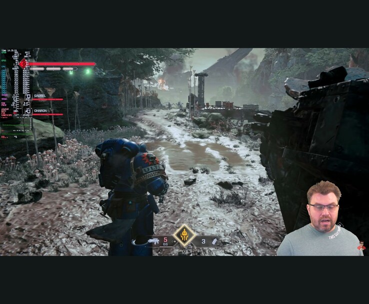 Scena rozgrywki z Warhammer 40,000 Space Marine 2 ze wskaźnikami wydajności na ekranie i YouTuberem pojawiającym się w rogu podczas testu. (Źródło obrazu: The Phawx via YouTube)