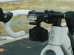 Przedstawiamy nowe światło rowerowe, pokazane tutaj bez podłączonego komputera rowerowego.