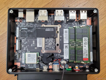 Usunięcie wentylatora i radiatora SSD odsłania gniazda 2x DDR5 SODIMM, 2x gniazda pamięci masowej M.2 2280, baterię BIOS-u oraz wymienny moduł M.2 WLAN