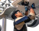 Hyundai Motor i Kia prezentują robota do noszenia na ramieniu X-ble Shoulder, który ma pomagać pracownikom przemysłowym podczas prac napowietrznych. (Źródło zdjęcia: Hyundai)