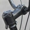 Rower Boost Mini ma składany wspornik kierownicy z dźwignią szybkiego zwalniania. (Źródło zdjęcia: Boost) 