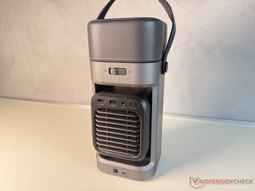 Tył z USB-C (na dole) do zasilania, a także HDMI i co. po rozłożeniu