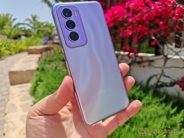 Praktyczny obraz Oppo Reno12 Pro (za pośrednictwem Notebookcheck)