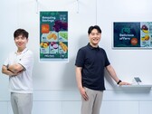 Dwie główne postacie stojące za rozwojem kolorowego e-papieru Samsung (źródło zdjęcia: Samsung)
