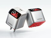 Ładowarka Ugreen X740 45W GaN ma inteligentny wyświetlacz ustawiony pod kątem.