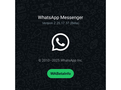 Ekran powitalny z zajętym zielonym tłem i logo WhatsApp z numerem najnowszej wersji beta. (Źródło obrazu: @WABetaInfo na X)