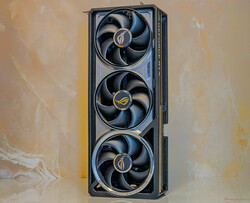 ROG Astral RTX 5080 OC wykorzystuje system chłodzenia z czterema wentylatorami osiowymi