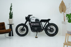 Elektryczny napęd oznacza, że można zaparkować E-Type'a w salonie, nie martwiąc się o wycieki oleju lub szkodliwe opary. (Źródło zdjęcia: RGNT Motorcycles)