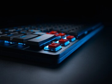 Logitech G515 Rapid TKL w czarnym wariancie kolorystycznym z odsłoniętymi magnetycznymi przełącznikami analogowymi. (Źródło zdjęcia: Logitech)