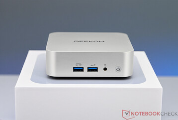 Geekom A8 - Porty na panelu przednim