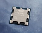 Ryzen 7 9800X3D został wprowadzony na rynek w listopadzie 2024 roku. (Źródło zdjęcia: Sebastian Bade dla Notebookcheck, Unsplash, edytowane)
