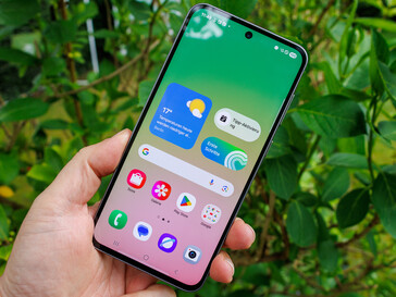 Samsung Galaxy A56 na zewnątrz