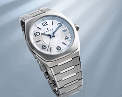 Wariant Farer Integra Perlarum (masa perłowa) oferuje 56-godzinną rezerwę chodu (źródło zdjęcia: Farer)