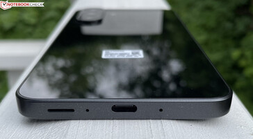 Dół: głośnik, mikrofony, USB-C 2.0 (źródło obrazu: Manuel Masiero)