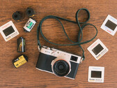 Nowa funkcja dewelopera dla aparatów Fujfilm zostanie wbudowana w istniejącą aplikację Fujistyle. Na zdjęciu - aparat Fujfilm X100V wraz z różnymi rolkami filmu. (Źródło zdjęcia: Fuji X Weekly)