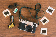 Nowa funkcja dewelopera dla aparatów Fujfilm zostanie wbudowana w istniejącą aplikację Fujistyle. Na zdjęciu - aparat Fujfilm X100V wraz z różnymi rolkami filmu. (Źródło zdjęcia: Fuji X Weekly)