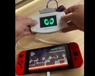 Modder używający kabla łączącego Nintendo Game Boy Advance do używania GBA jako kontrolera dla Nintendo Switch