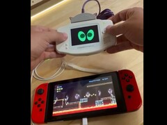 Modder używający kabla łączącego Nintendo Game Boy Advance do używania GBA jako kontrolera dla Nintendo Switch