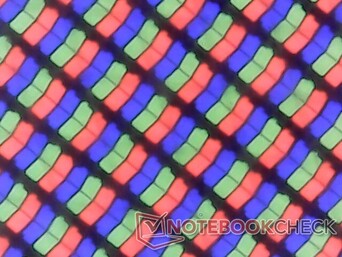 Subpiksele RGB są ostre, ale obraz jest nadal lekko ziarnisty ze względu na grubą warstwę szkła