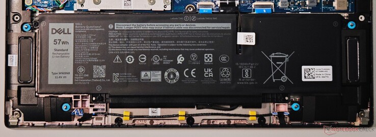 Akumulator o pojemności 57 Whr zapewnia wystarczającą ilość energii na przeciętny dzień pracy