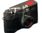 Nadchodzący półklatkowy aparat kompaktowy Fujifilm został oficjalnie zauważony na wyciekłym zdjęciu. (Źródło zdjęcia: Andrea Pizzini na YouTube)