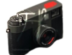Nadchodzący półklatkowy aparat kompaktowy Fujifilm został oficjalnie zauważony na wyciekłym zdjęciu. (Źródło zdjęcia: Andrea Pizzini na YouTube)