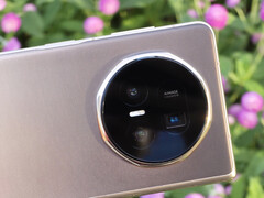 Honor wykorzysta Magic V5 do zaprezentowania nowego teleobiektywu 70 mm. (Źródło zdjęcia: fenibook)