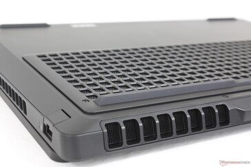 Mnóstwo kratek wentylacyjnych wzdłuż tylnego, bocznych i dolnego panelu