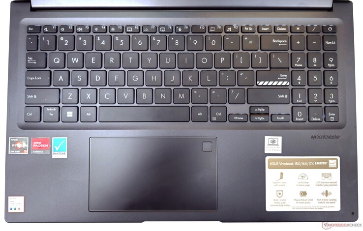 VivoBook 15X oferuje przyzwoite wrażenia z pisania i nawigacji